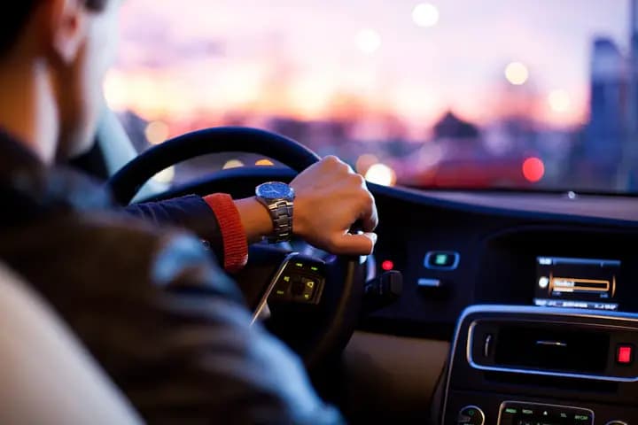 Un accompagnant au volant lors d'un trajet