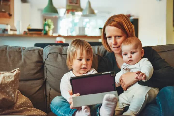 Une garde d'enfants avec deux jeunes enfants à la maison